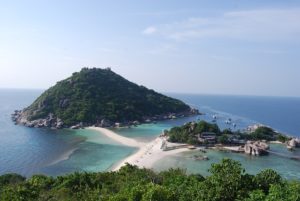 Vue panoramique de l'île de Nang Yuan avec ses plages de sable blanc en Thaïlande.