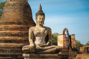 Statue de Bouddha assise en méditation à Sukhothaï, Thaïlande.